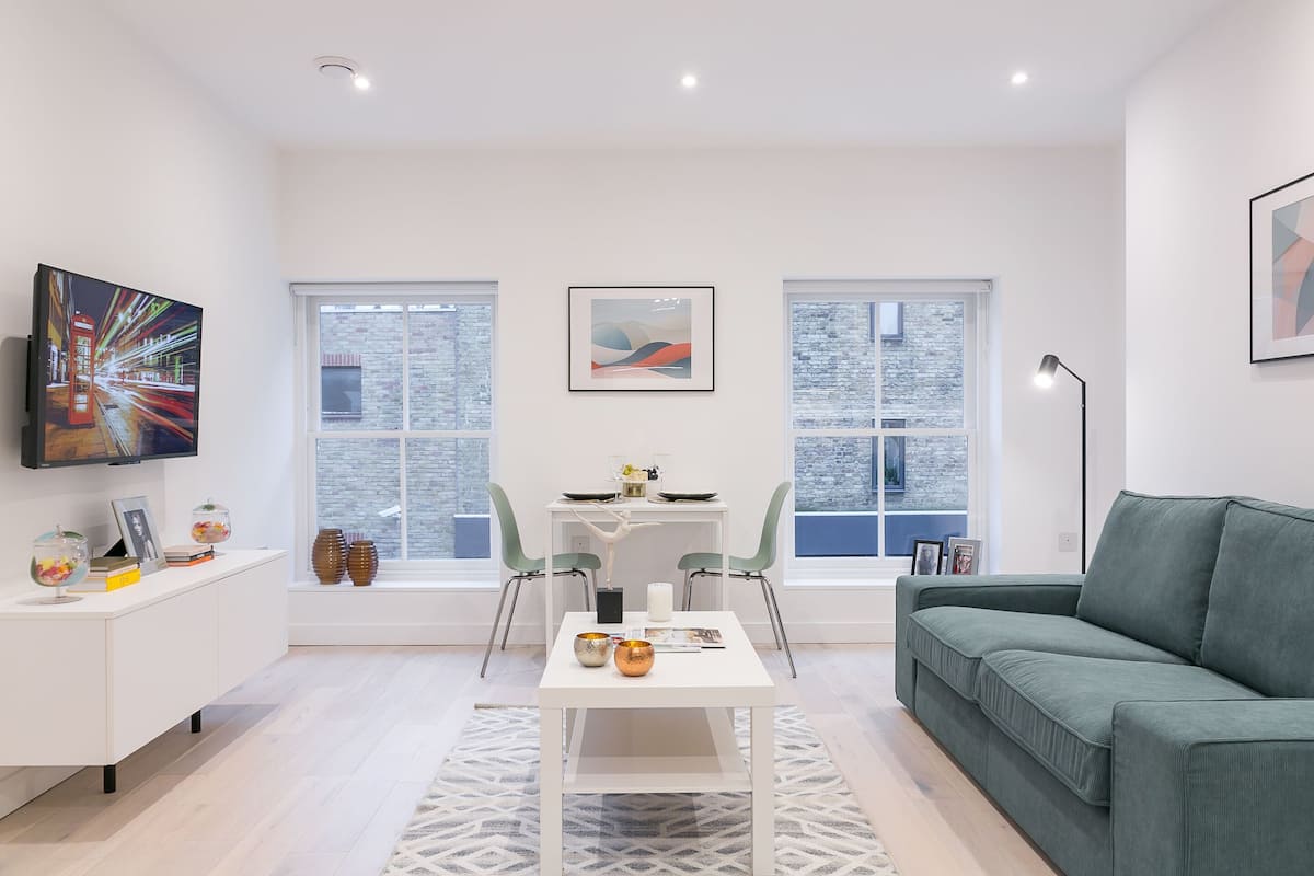 One Bedroom Standard | Woonruimte | Een smart-tv