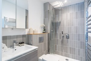 Two Bedroom Apartment | Bathroom | Free toiletries, hair dryer, towels, soap