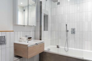 Two Bedroom Apartment | Bagno | Set di cortesia gratuito, asciugacapelli, asciugamani, sapone