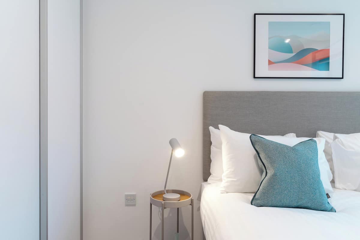 Two Bedroom with Balcony | 1 slaapkamer, luxe beddengoed, een bureau, een laptopwerkplek