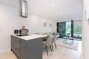 Two Bedroom with Balcony | Bếp riêng | Tủ lạnh, lò vi sóng, lò nướng, bếp nấu
