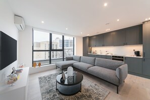 Two Bedroom with Balcony | Oppholdsområde | Smart-TV