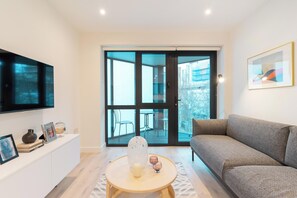 Two Bedroom with Balcony | Hochwertige Bettwaren, Schreibtisch, laptopgeeigneter Arbeitsplatz