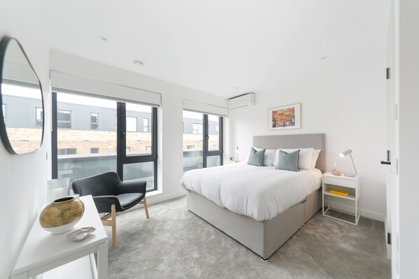 Three Bedroom Apartment with Balcony | Sengetøy av topp kvalitet, skrivebord og skrivebord for bærbar PC