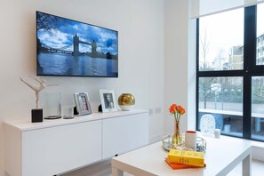 Two Bedroom Apartment | Área de sala de estar | Smart TV