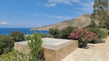 Tina de hidromasaje al aire libre