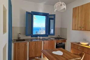 Een koelkast, een oven, een kookplaat, een vaatwasser