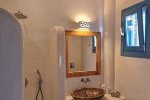 Een douche, een haardroger, handdoeken, zeep