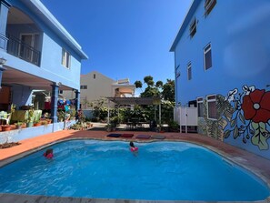 Una piscina al aire libre