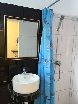 Standard Apartment | Bathroom | Rainfall showerhead, towels - Bob Apartments (Calodyne)