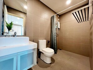 City Apartment, City View | Bathroom | Shower, rainfall showerhead, free toiletries, hair dryer