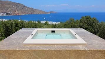 Tina de hidromasaje al aire libre