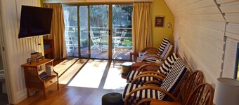 Paradise Corner Hat Head