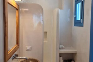 Douche, séchoir à cheveux, serviettes fournies, savon