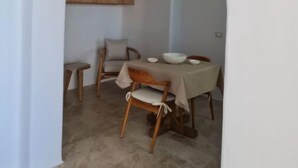 Un coin repas comprenant une table, des chaises et un buffet en bois.
