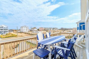 Outdoor dining - Gorgeous Nags Head vacation rental across the street from Jockey's Ridge! (Nags Head)