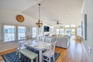 Dining - Gorgeous Nags Head home across the street from Jockey's Ridge by Sun Realty (Nags Head)