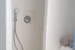 Shower, hair dryer, towels, soap - Tilos Villa - Studio Apartment with Sea View (Tilos)