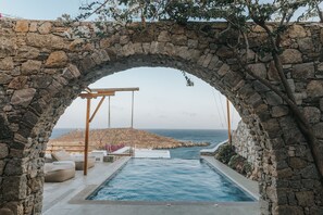 Pool - Private Cliffside Villa Aleomandra, 150-meters from the beach (Mykonos)