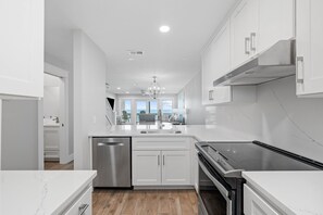 Jääkaappi, mikroaaltouuni, uuni, liesi