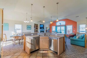 Fernseher, DVD-Player, Tischfußball, Stereoanlage