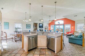 Een televisie, een dvd-speler, tafelvoetbal en een stereo