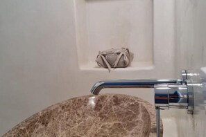 Een douche, een haardroger, handdoeken, zeep