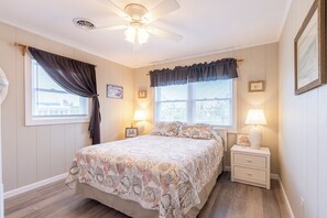 4 bedrooms, Internet, bed sheets - Classic OBX beach cottage on a quiet cul-de-sac, steps from the beaches of Nags (South Nags Head)