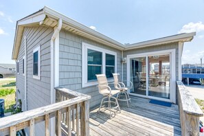 Outdoor dining - Classic OBX beach cottage on a quiet cul-de-sac, steps from the beaches of Nags (South Nags Head)