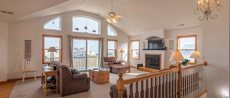 Televisión, reproductor de DVD, futbolito, estéreo