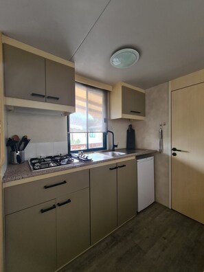 Fridge, microwave, stovetop, coffee/tea maker - Mobile Home Roma, Camping Paradiso, Viareggio, (Viareggio)