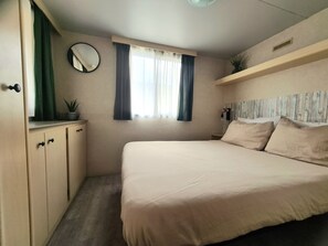 2 bedrooms, travel cot, WiFi, bed sheets