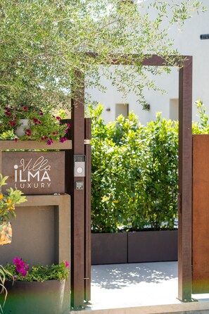 A gated entrance with a sign reading "Villa Ilma Luxury" and a keypad lock. - Villa Ilma Luxury Rooms (Arzachena)