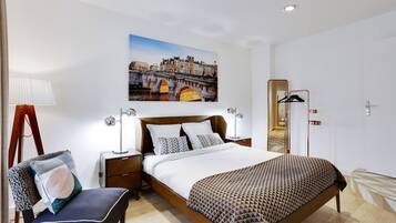 Căn hộ Premium | 4 phòng ngủ, bàn, bàn ủi/dụng cụ ủi quần áo