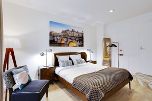 4 habitaciones, escritorio, tabla de planchar con plancha y cunas 