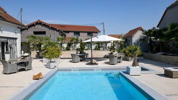 Een buitenzwembad en een verwarmd zwembad