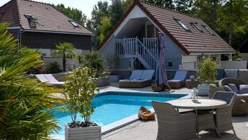 Een buitenzwembad en een verwarmd zwembad