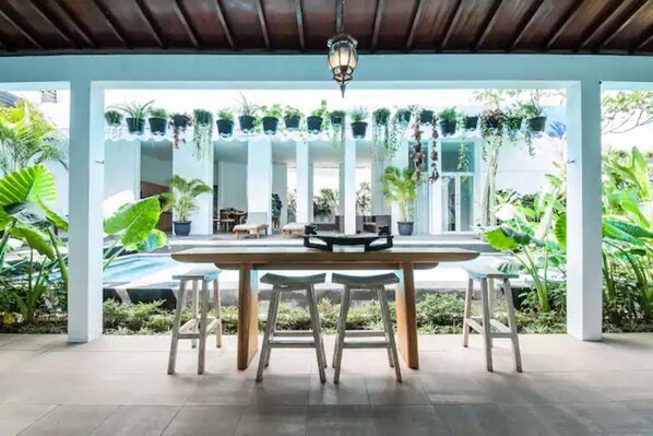 Outdoor dining - 6 BR Modern Tropical Bali Villa (Badung)