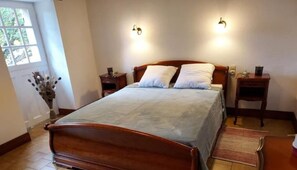 4 quartos, Wi-Fi de cortesia, roupa de cama