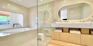 Villa (Ashiyu Building) | Bad | Hårføner, håndklær, såpe og sjampo