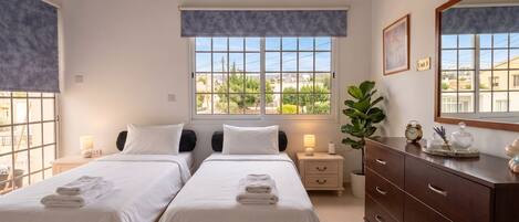 3 habitaciones, tabla de planchar con plancha, wifi y ropa de cama