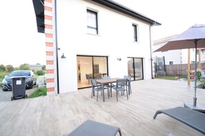 Outdoor dining - Maison Arcachonnaise Neuve et Grande Terrasse (La Teste-de-Buch)