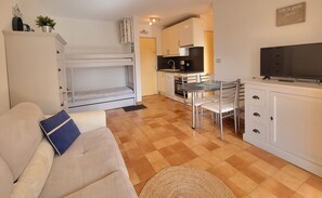 TV - Cosy family cocoon with beautiful loggia (Fréjus)