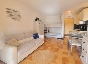TV - Cosy family cocoon with beautiful loggia (Fréjus)