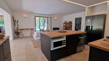 Réfrigérateur, micro-ondes, four, plaque de cuisson