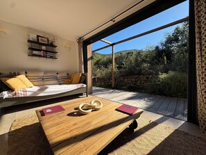 TV connectée, jeux vidéo, livres