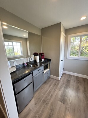 Deluxe Suite | Private kitchenette | Mini-fridge, microwave, coffee/tea maker, freezer