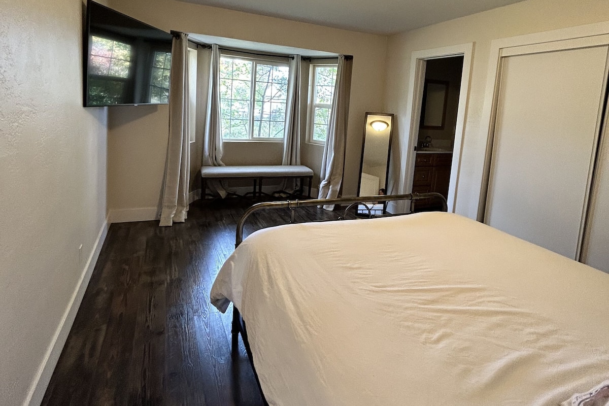 Premium suite | 3 slaapkamers, donzen dekbedden, individueel gedecoreerd