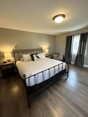 جناح ديلوكس | ألحفة محشوة بالريش وبديكورات فريدة لكل غرفة وطراز فريد لكل وحدة