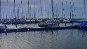 A marina with numerous sailboats docked at wooden piers. - Idyllic, detached vacation home on the Grevelingenmeer (Herkingen)